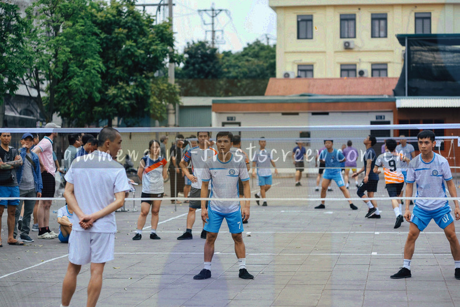 战术板线条与箭头局部特写，叠加暖橙与青柠色标记点